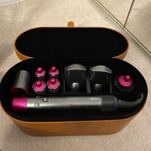 Dyson Airwrap set with travel bag